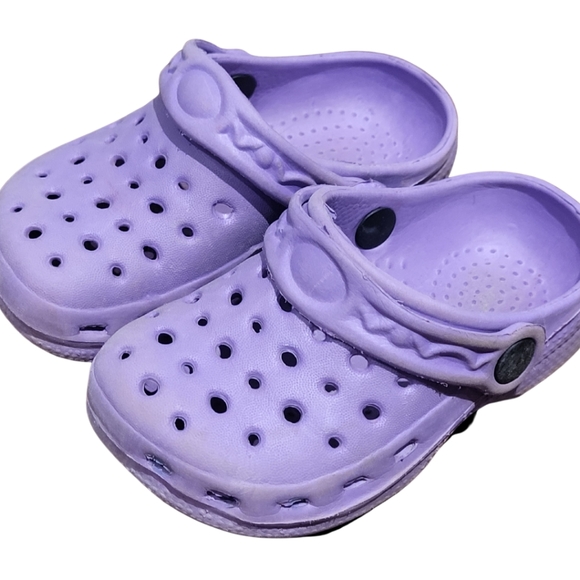 4/$20 🏷 Crocs-Like Sandals Size 7 Toddler - Picture 1 of 2